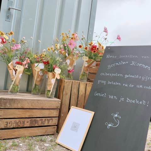 Verse boeketten van Beemster Bloemen te koop bij de kraam